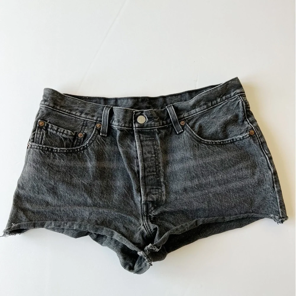Levis 501 Womens Original Washed Out Black Distressed Cut Off Shorts Size 32 - Picture 1 of 8